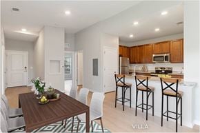 Mt. Dora apartment for rent - A dining room with a wooden table and chairs.