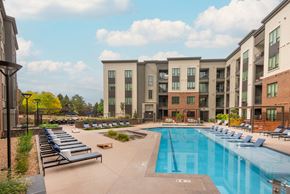 Centennial apartment for rent - Resort Style Pool and Cabanas