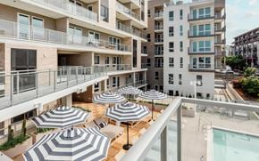 San Diego apartment for rent - Chaise Loungers with Umbrellas