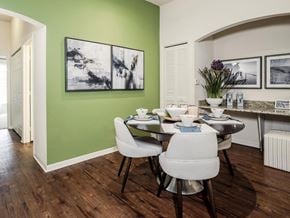 Saint Petersburg apartment for rent - Dining nook with green accent wall and round table