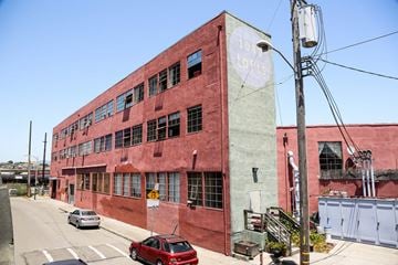 Oakland apartment for rent - A red building with a sign that says 100 tons.