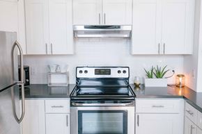 Oakland apartment for rent - Stove/ Microwave