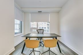 Mississauga apartment for rent - A conference room with a table and chairs.