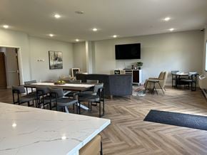 Cambridge apartment for rent - A modern dining room with a large table and chairs.