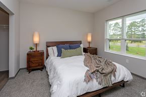 Cambridge townhouse for rent - A bedroom with a large bed and two lamps.