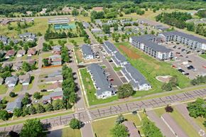 Cambridge townhouse for rent - A bird's eye view of a residential area with apartment buildings, houses, and a swimming pool.