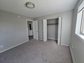 St Cloud apartment for rent - A room with a carpeted floor and a ceiling light.