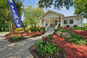 Charlotte apartment for rent - Outdoor Garden Space at Windsor Harbor Apartments, Charlotte, NC 28215