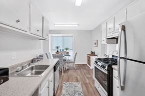 Gaithersburg apartment for rent - a kitchen and dining area in a 555 waverly unit