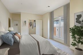 Largo apartment for rent - A bedroom with a large bed and a plant.