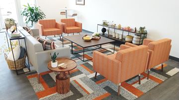 Memphis townhouse for rent - A living room with orange chairs and a grey couch.