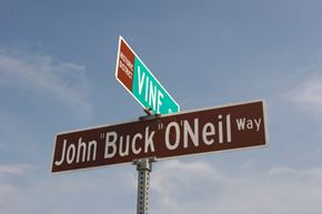 Kansas City apartment for rent - Street sign intersection of historic district-Highland Place, Kansas City, MO