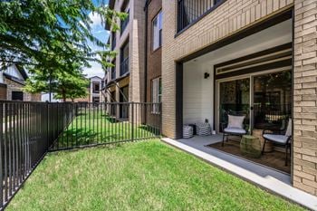 Private fenced-in yard*