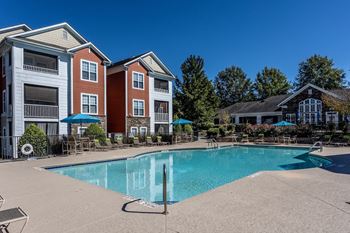 Refreshing saltwater pool and sundeck with wi-fi