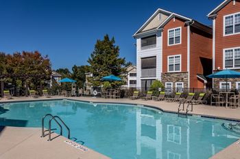 Refreshing saltwater pool and sundeck with wi-fi