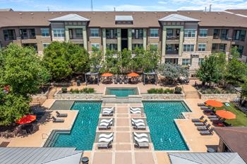 Resort-style pool and sundeck with wi-fi