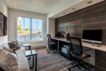 24-Hour business center with mac/pc and wireless printing