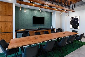 Flex work/meeting spaces & wi-fi lounge