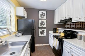 Colorado Springs apartment for rent - Fully Equipped Kitchen at Union Heights Apartments, Colorado Springs, 80918