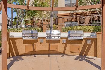 Bbq & fire pit area