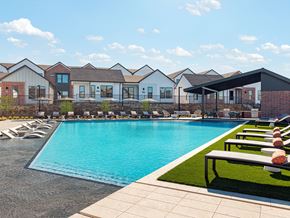Mckinney townhouse for rent - Resort style pool with tanning deck and outdoor grilling stations