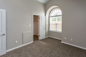 Johnston apartment for rent - diamond bedroom with arched window and walk-in closet