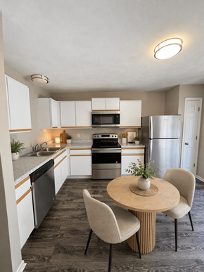 Swansea townhouse for rent - A kitchen with a table and chairs.