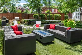 Outdoor lounge with fire pit