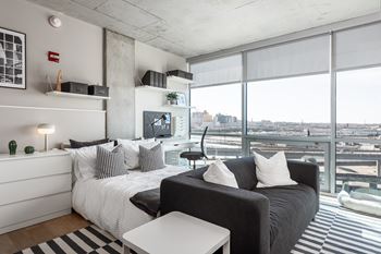 High-ceilings with exposed concete