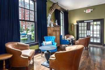 Saint Louis apartment for rent - A living room with a blue sofa and brown chairs.