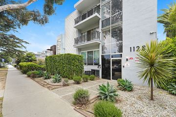 Santa Monica apartment for rent - A white building with the number 1128 on it.