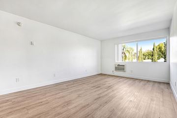Los Angeles apartment for rent - Empty room with wooden flooring and a window.