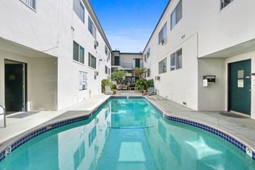 Hollywood apartment for rent - A swimming pool in a residential building.