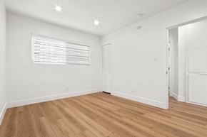 Venice apartment for rent - A room with wooden flooring and white walls.