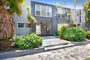 Venice apartment for rent - A modern house with a grey exterior and a black gate.