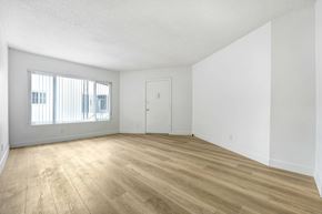 Venice apartment for rent - A room with wooden flooring and a white door.
