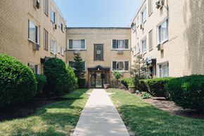 Chicago apartment for rent - a sidewalk in front of an apartment building