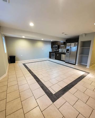 Chicago apartment for rent - A kitchen with a black and white tile floor.