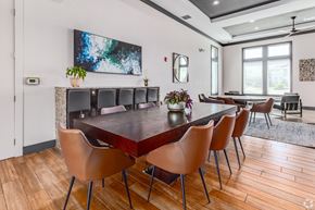 Tavares apartment for rent - A modern dining room with a large table and chairs.
