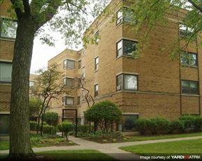 Chicago apartment for rent - A brick apartment building with a tree in the front yard.