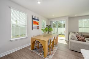 Tavares apartment for rent - A dining room with a wooden table and chairs.