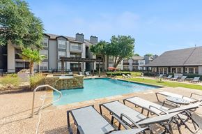 Arlington apartment for rent - Community Swimming Pool and Hot Tub at Cobblestone Apartments located in Arlington, TX.