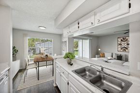 Naples apartment for rent - Model kitchen and dining room