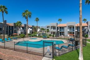 Tucson apartment for rent - Large swimming pool courtyard