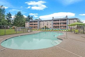 Renton apartment for rent - Resort style swimming pool