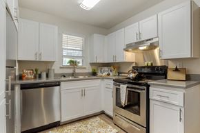 Ridgeland apartment for rent - Kitchen at Lakeshore Landing Apartments, Ridgeland, MS, 39157