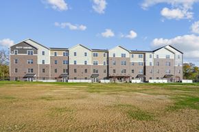 Des Moines apartment for rent - A large building with the name Alley Landing on the front.