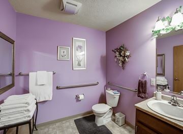 Hermitage apartment for rent - A bathroom with purple walls and a white toilet.