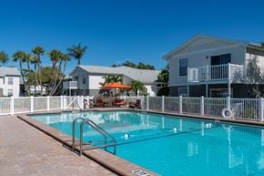 Largo apartment for rent - Resort-style Swimming Pool and Deck