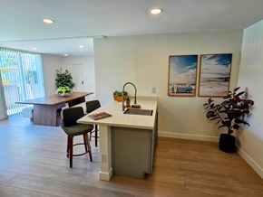 Venice apartment for rent - A kitchen with a table and chairs and a plant.